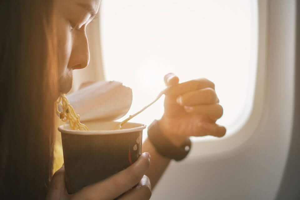 zu heiße Suppe im Flugzeug