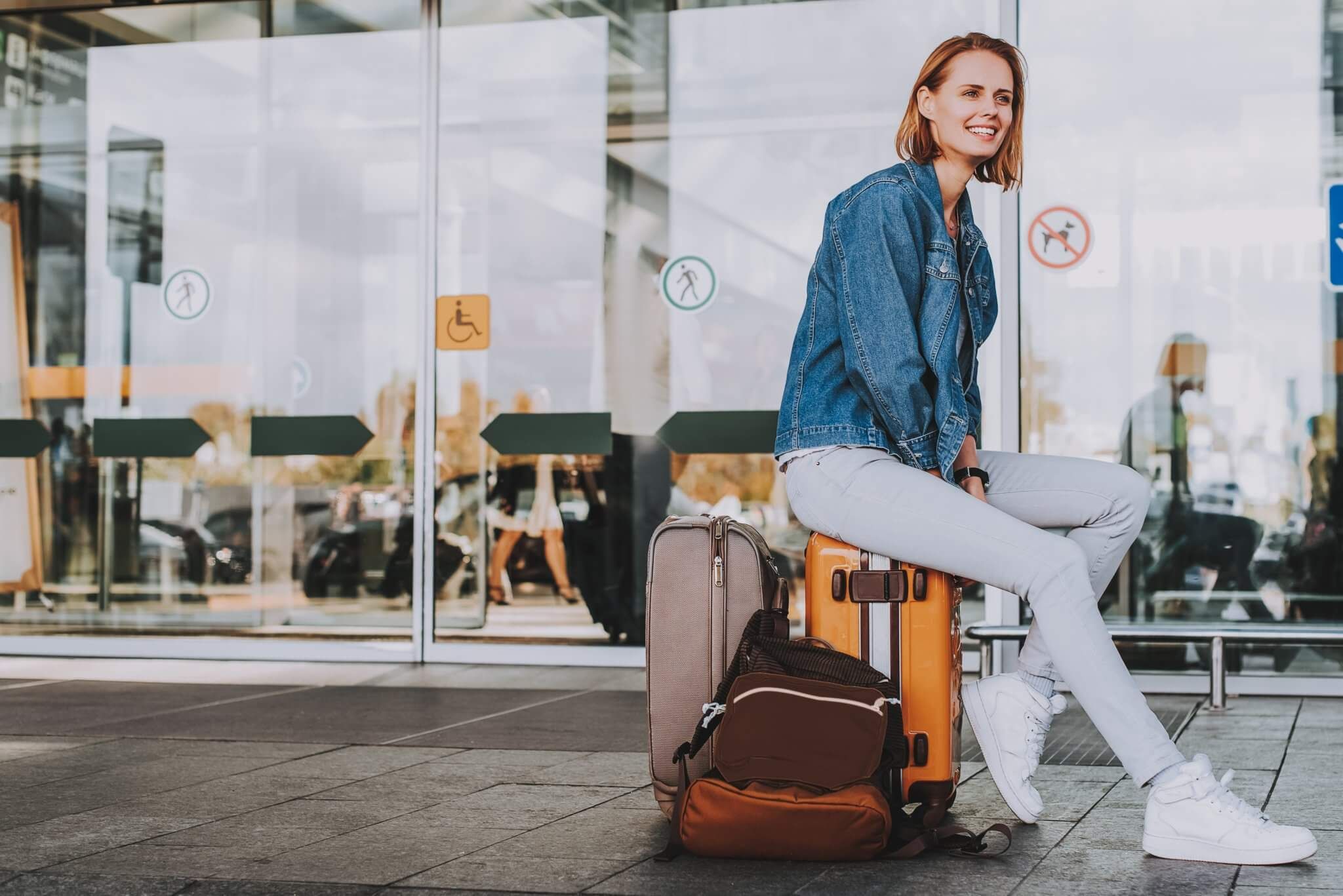 Frau mit Gepäck am Flughafen