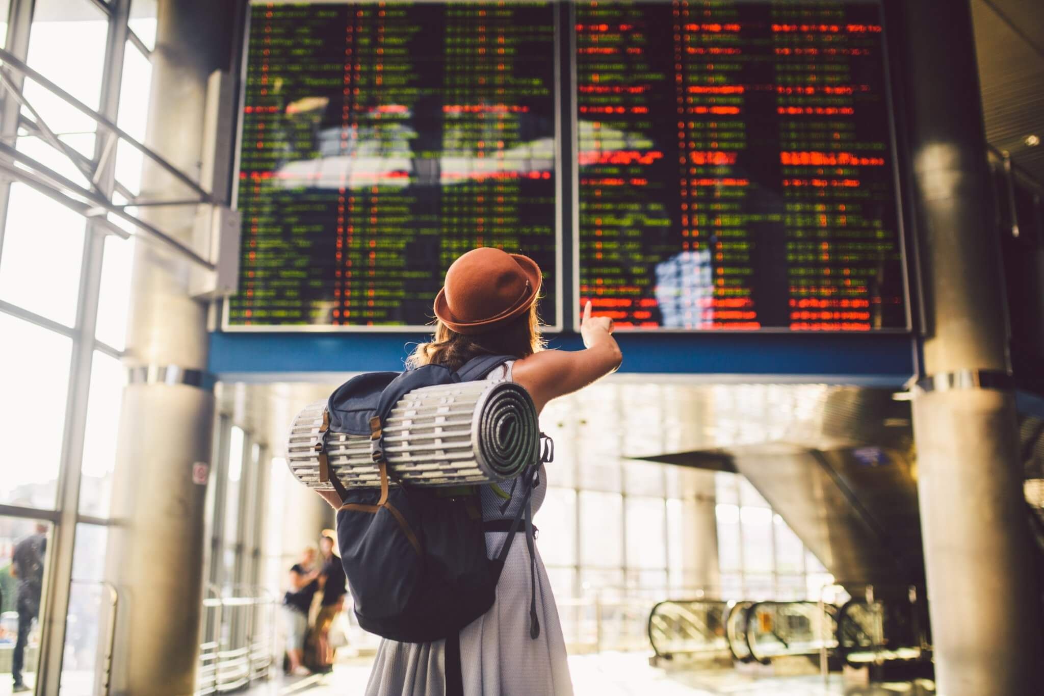 Junge Frau am Flughafen mit Flugverspätung