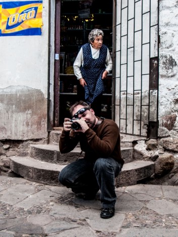 Oliver Stahmann meim Fotografieren in Peru