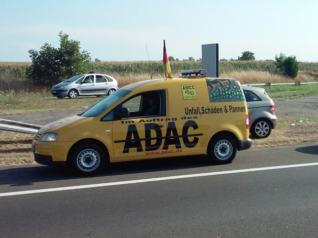 Sieht echt aus, ist aber eine Fälschung: Pannenhilfe im ADAC-Look in Serbien (Quelle: ADAC Presse)