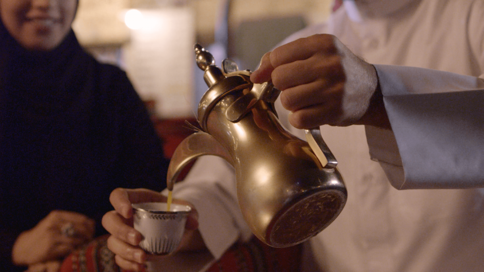 Sogar, wie der Kaffee serviert wird, bestimmt in Katar die Tradition