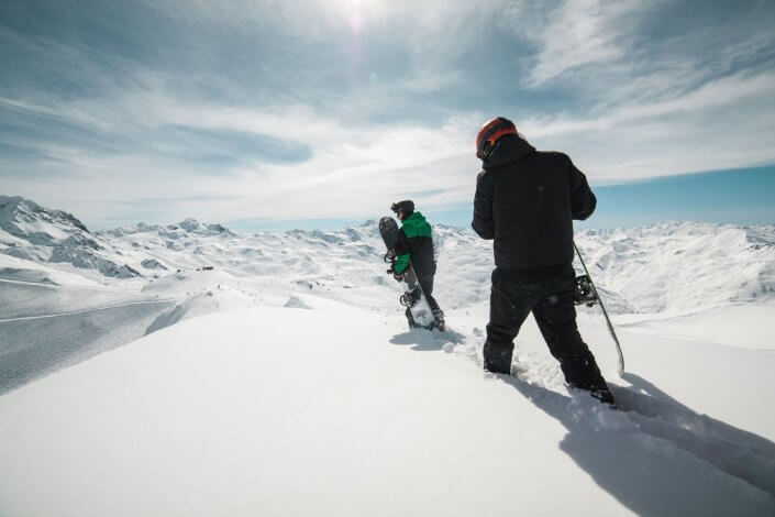 Durch eine Lawine kann selbst die schönste Winterlandschaft zur Gefahr beim Skifahren und Snowboarden werden.